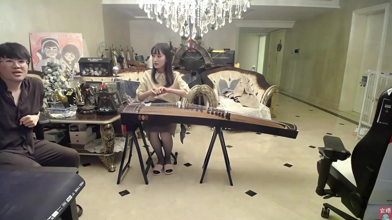 jinnianhui金年会姿态看Kinko黑丝弹古筝优雅至极：好有感觉，跟电视剧电影里一样
