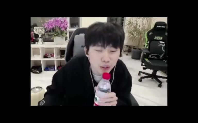 金年会Doinb情人节直播献唱If you！糖小幽：唱得很好，下次别唱了！