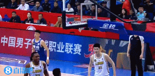 金年会🤪师从莫兰特？青岛外援鲍威尔打中后 做出“扔手雷”姿势庆祝