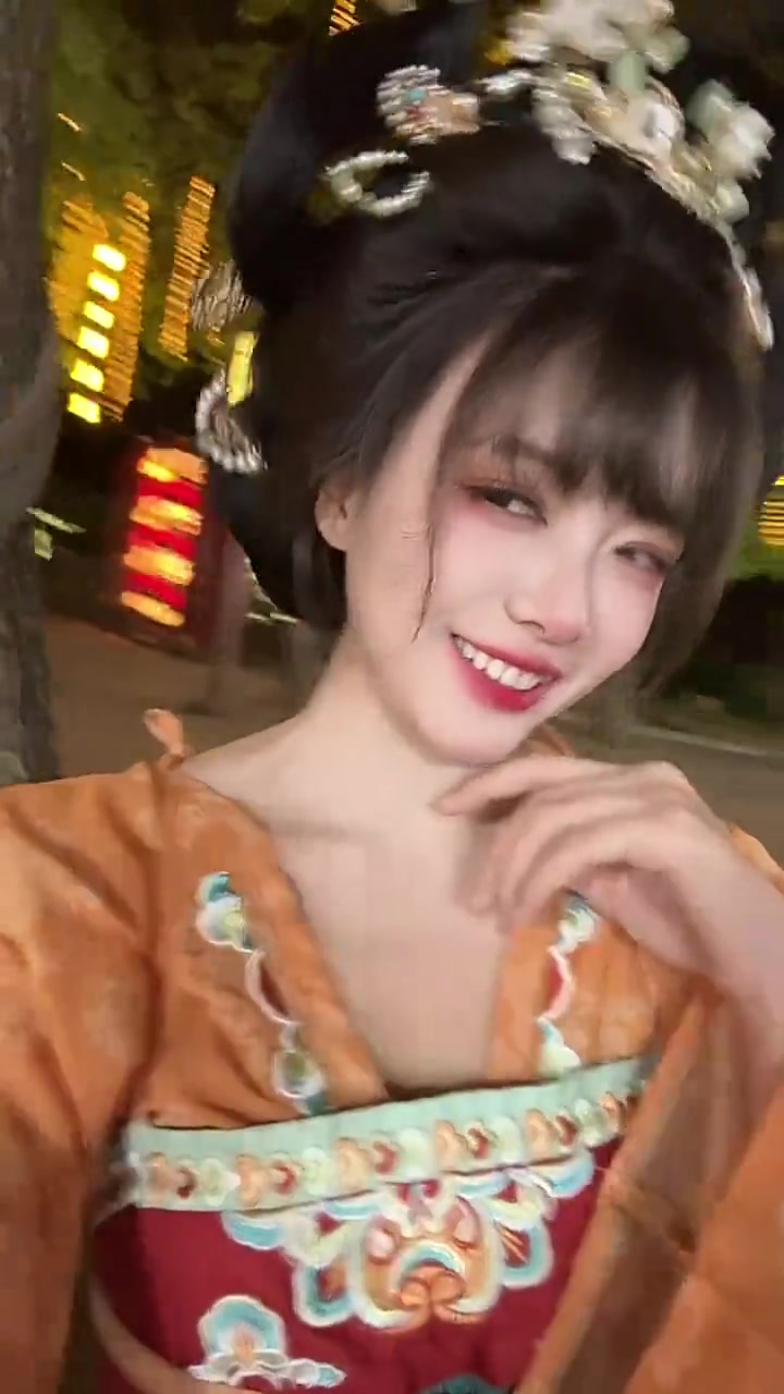 金年会老二是对的！😭主持骆歆发布整活视频：大王~来追我呀~