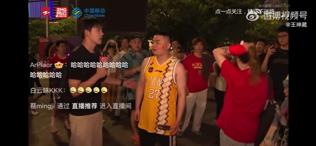 金年会浙江球迷接受采访对判罚表达不满 扬言看这场球像在自己脸上拉屎