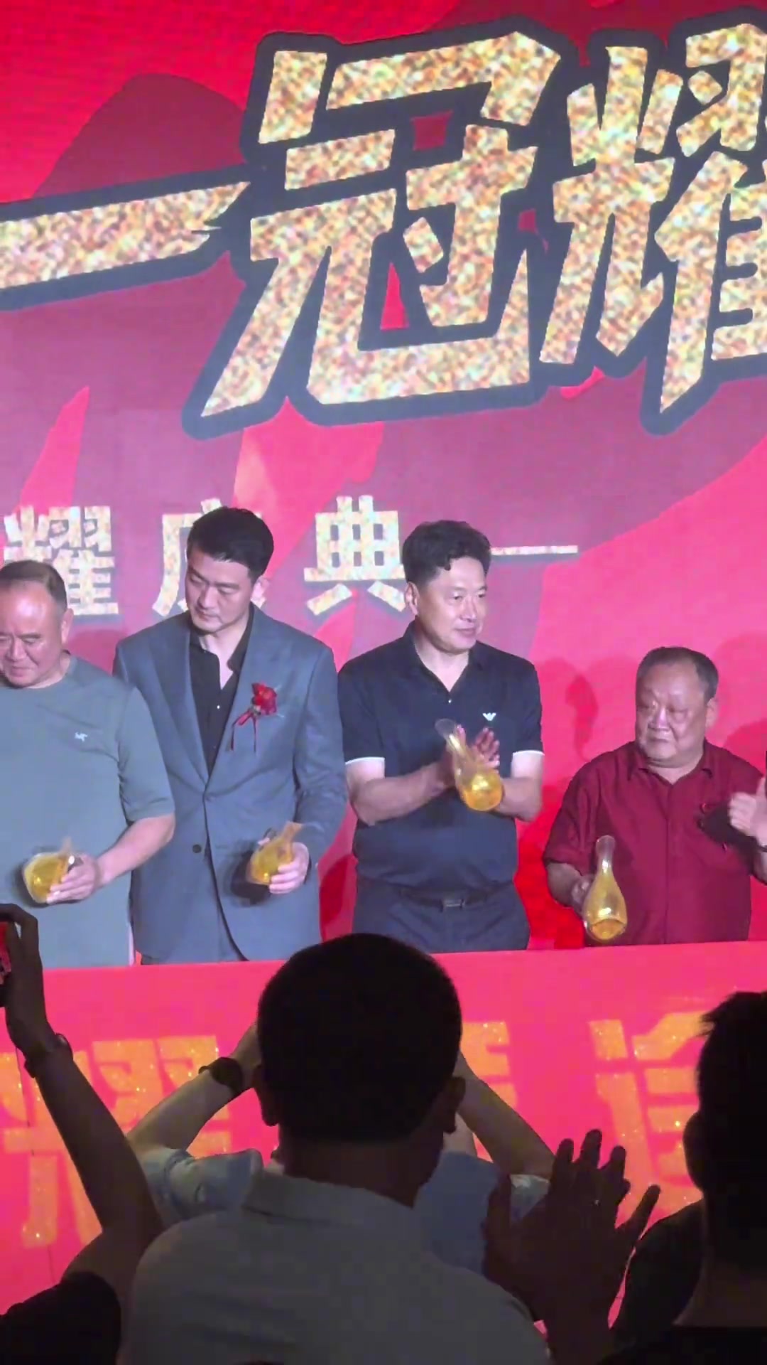 jinnianhui金年会久违了~🥂前主帅李春江现身广厦首冠庆功宴 端起酒杯直接一口闷