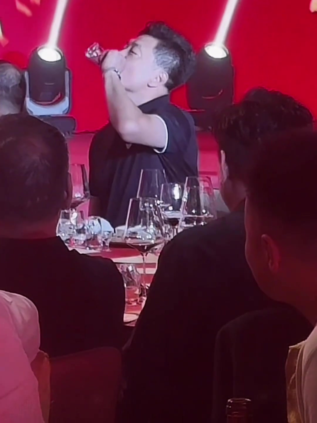 jinnianhui金年会久违了~🥂前主帅李春江现身广厦首冠庆功宴 端起酒杯直接一口闷