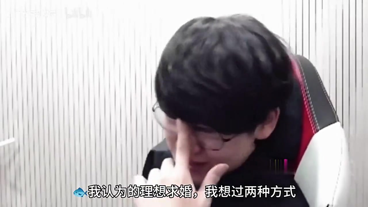 金年会金字招牌诚信至上丫还挺懂浪漫！Gumayusi谈理想求婚场景：要么家里安静低语，要么钟楼下跪着