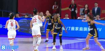 金年会体育防不了一点！张子宇内线要位高举高打 顶着两名防守人打成2+0！